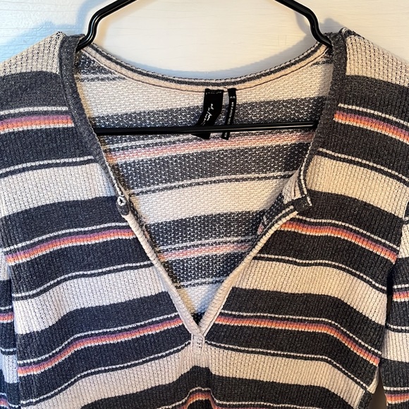 Urban Outfitters Long Sleeve - Picture 2 of 5